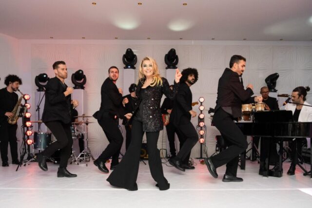 Carmen Carfora incanta al Sun’s Royal Park: show da sogno in omaggio a Raffaella Carrà