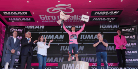 Joshua Tarling trionfa a Tirana: Maglia Rosa per Roglič al Giro d’Italia 108