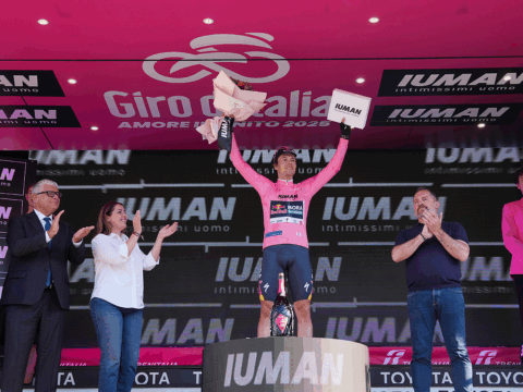 Joshua Tarling trionfa a Tirana: Maglia Rosa per Roglič al Giro d’Italia 108