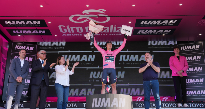 Joshua Tarling trionfa a Tirana: Maglia Rosa per Roglič al Giro d’Italia 108