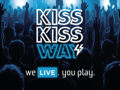 Kiss Kiss Way: al via il tour dell’estate! Da Napoli a Golfo Aranci, musica, emozioni e spettacolo con Radio Kiss Kiss