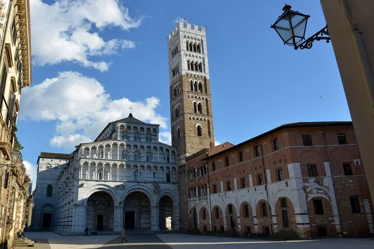Lucca: la città abbracciata dalle mura