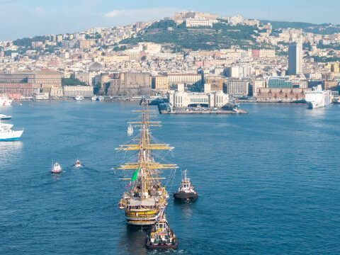 Nave Amerigo Vespucci torna a Napoli: la 13ª tappa del Tour Mediterraneo