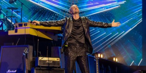 Gianni Fiorellino sul palco dell’Arena Flegrea durante il Rock Show a Napoli