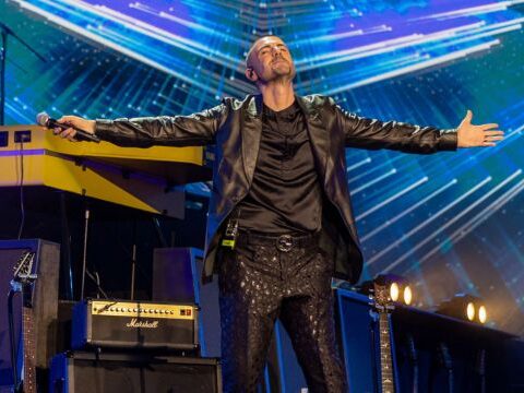 Gianni Fiorellino sul palco dell’Arena Flegrea durante il Rock Show a Napoli