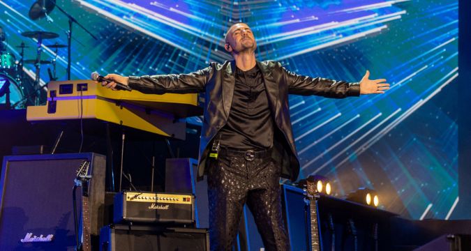Gianni Fiorellino sul palco dell’Arena Flegrea durante il Rock Show a Napoli