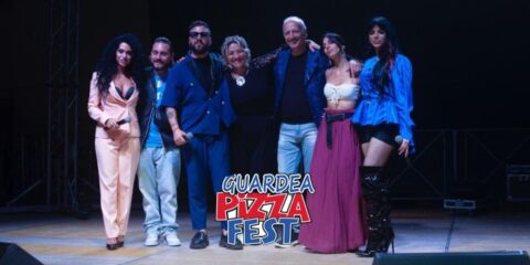 Artisti sul palco del Guardea Pizza Fest con il pubblico applaudenti