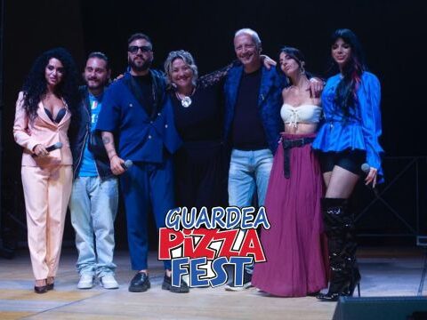 Artisti sul palco del Guardea Pizza Fest con il pubblico applaudenti