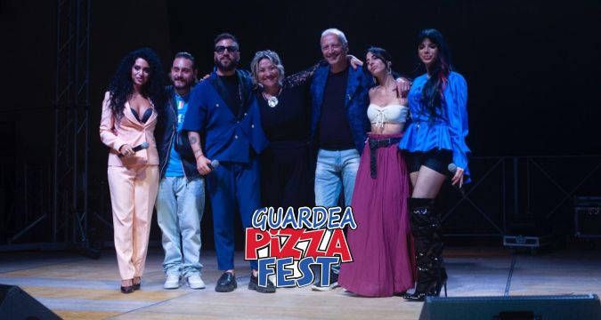 Artisti sul palco del Guardea Pizza Fest con il pubblico applaudenti