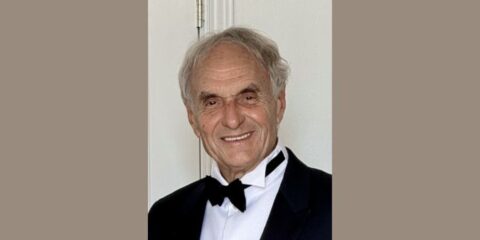 Enzo Sisti riceve l’Italy for Movies Award al Castello Aragonese durante l’Ischia Film Festival 2025