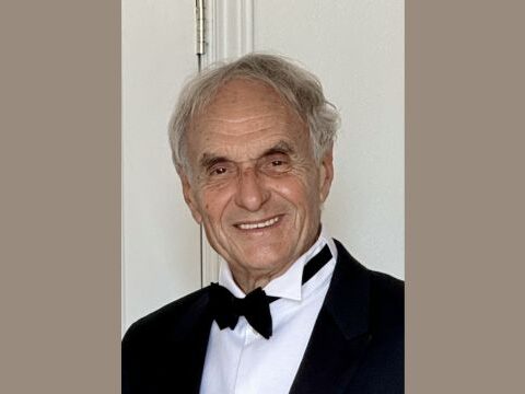 Enzo Sisti riceve l’Italy for Movies Award al Castello Aragonese durante l’Ischia Film Festival 2025
