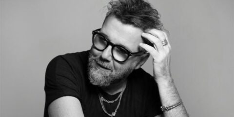 Paolo Vallesi nel videoclip "In fuga verso il sole" ispirato al mito di Icaro