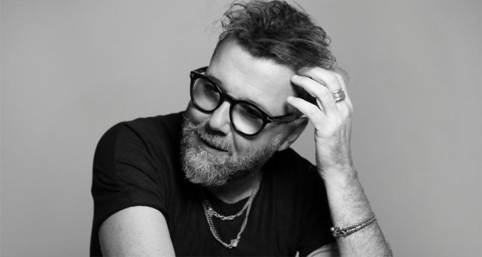 Paolo Vallesi nel videoclip "In fuga verso il sole" ispirato al mito di Icaro
