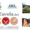 “Cena gourmet all’aperto durante l’evento La Tavola dei 300 a Massa Centro con ospiti e luci serali”