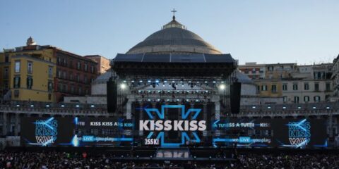 Napoli si infiamma con Radio Kiss Kiss: successo travolgente per la prima tappa del Tour 2025!