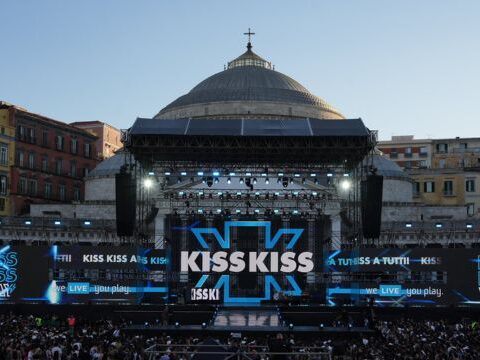 Napoli si infiamma con Radio Kiss Kiss: successo travolgente per la prima tappa del Tour 2025!