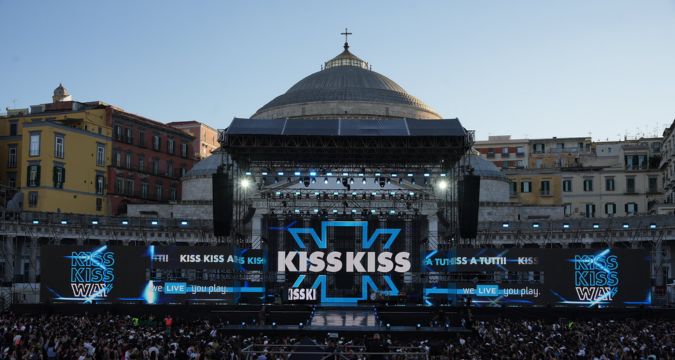 Napoli si infiamma con Radio Kiss Kiss: successo travolgente per la prima tappa del Tour 2025!