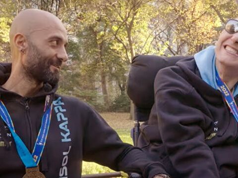Dario Leo spinge la carrozzina del fratello Franco durante la Maratona di New York nel docufilm "Vamos".