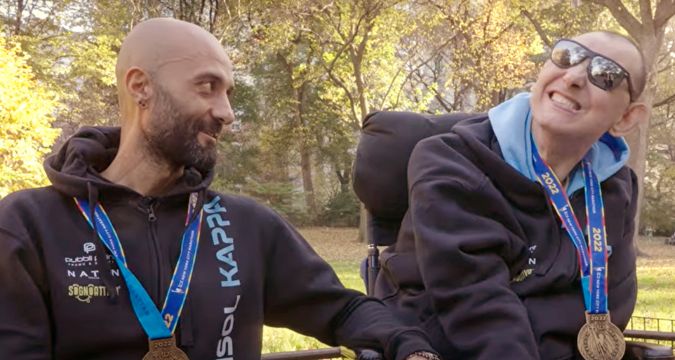 Dario Leo spinge la carrozzina del fratello Franco durante la Maratona di New York nel docufilm "Vamos".