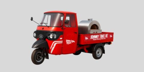 Ape pizza elettrica Johnny Take Uè con forno a legna in centro storico