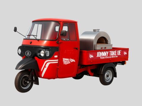 Ape pizza elettrica Johnny Take Uè con forno a legna in centro storico