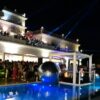 Partecipanti all’evento “Cenando sotto un Cielo Diverso” a Villa Tony di Ercolano, tra stand gastronomici e momenti di spettacolo.