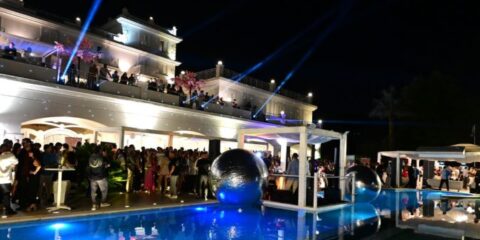 Partecipanti all’evento “Cenando sotto un Cielo Diverso” a Villa Tony di Ercolano, tra stand gastronomici e momenti di spettacolo.