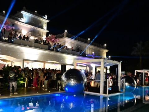 Partecipanti all’evento “Cenando sotto un Cielo Diverso” a Villa Tony di Ercolano, tra stand gastronomici e momenti di spettacolo.