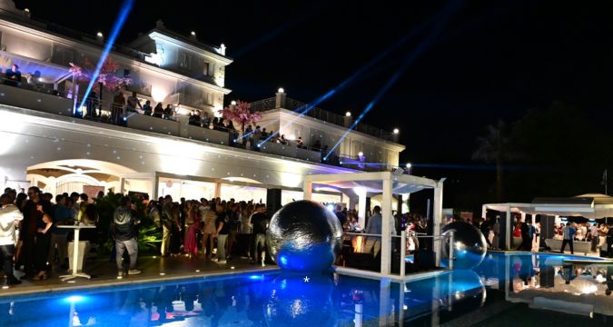 Partecipanti all’evento “Cenando sotto un Cielo Diverso” a Villa Tony di Ercolano, tra stand gastronomici e momenti di spettacolo.
