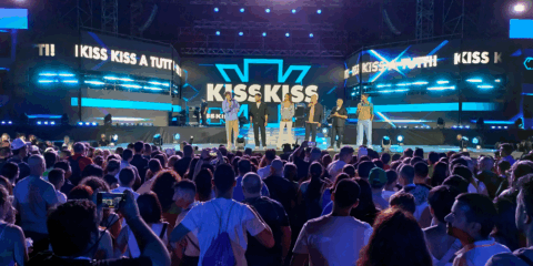 Corigliano-Rossano risplende con il Kiss Kiss Play Summer Way 2025