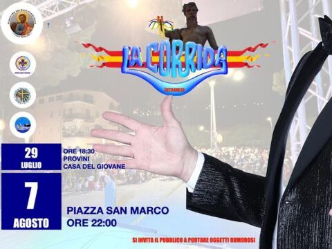 Concorrenti e pubblico alla Corrida Cetrarerse 2025 durante una serata di risate e talento a Cetraro