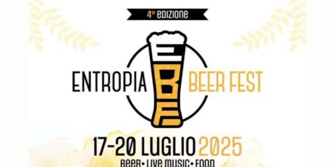 Spettatori al tramonto durante un concerto folk all’Entropia Beer Fest di Pompei