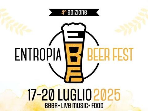 Spettatori al tramonto durante un concerto folk all’Entropia Beer Fest di Pompei