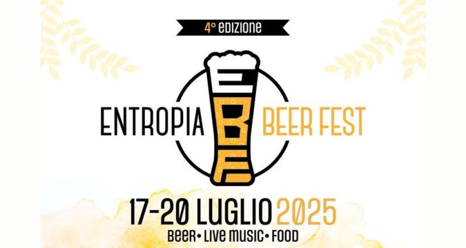 Spettatori al tramonto durante un concerto folk all’Entropia Beer Fest di Pompei