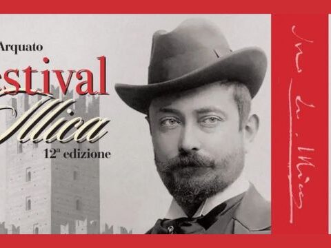 Concerto lirico serale nella piazza monumentale di Castell’Arquato durante il Festival Illica 2025