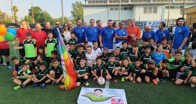 "Angelo Iannelli con i protagonisti della Partita del Cuore per la pace a Mariglianella"