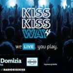 Artisti sul palco del Kiss Kiss Way Tour 2025 a Baia Domizia