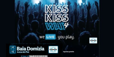 Artisti sul palco del Kiss Kiss Way Tour 2025 a Baia Domizia
