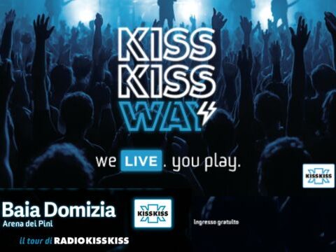 Artisti sul palco del Kiss Kiss Way Tour 2025 a Baia Domizia