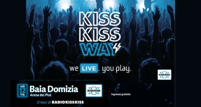 Artisti sul palco del Kiss Kiss Way Tour 2025 a Baia Domizia