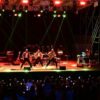 Esibizione live di artisti latini sul palco del Teatro dei Ruderi di Cirella
