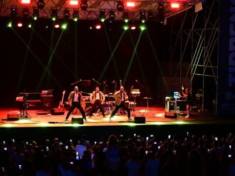 Esibizione live di artisti latini sul palco del Teatro dei Ruderi di Cirella