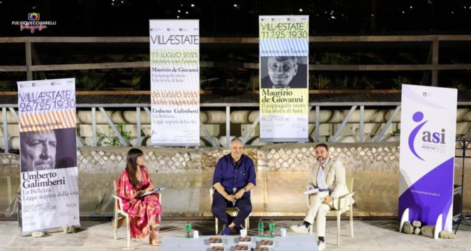 Maurizio de Giovanni durante l’evento al Santuario di Ercole Vincitore a Tivoli – luglio 2025