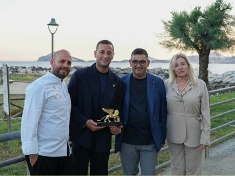 Nicola Scamardella premiato con il Leone d’Oro 2025 al White Chill Out Pozzuoli