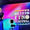 Noa al Cilento Etno Festival mentre ascolta il suono delle campane per la pace