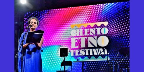 Noa al Cilento Etno Festival mentre ascolta il suono delle campane per la pace