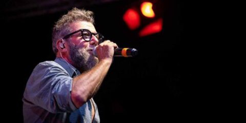 Paolo Vallesi nel videoclip di L’Isola il mare e Te