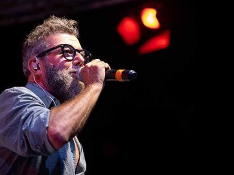 Paolo Vallesi nel videoclip di L’Isola il mare e Te