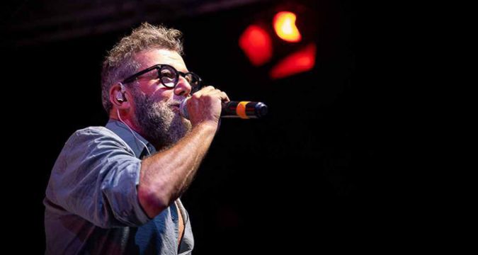 Paolo Vallesi nel videoclip di L’Isola il mare e Te