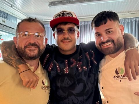 Ciro e Salvatore Poppella durante il buffet alla terrazza VIP del concerto di Geolier